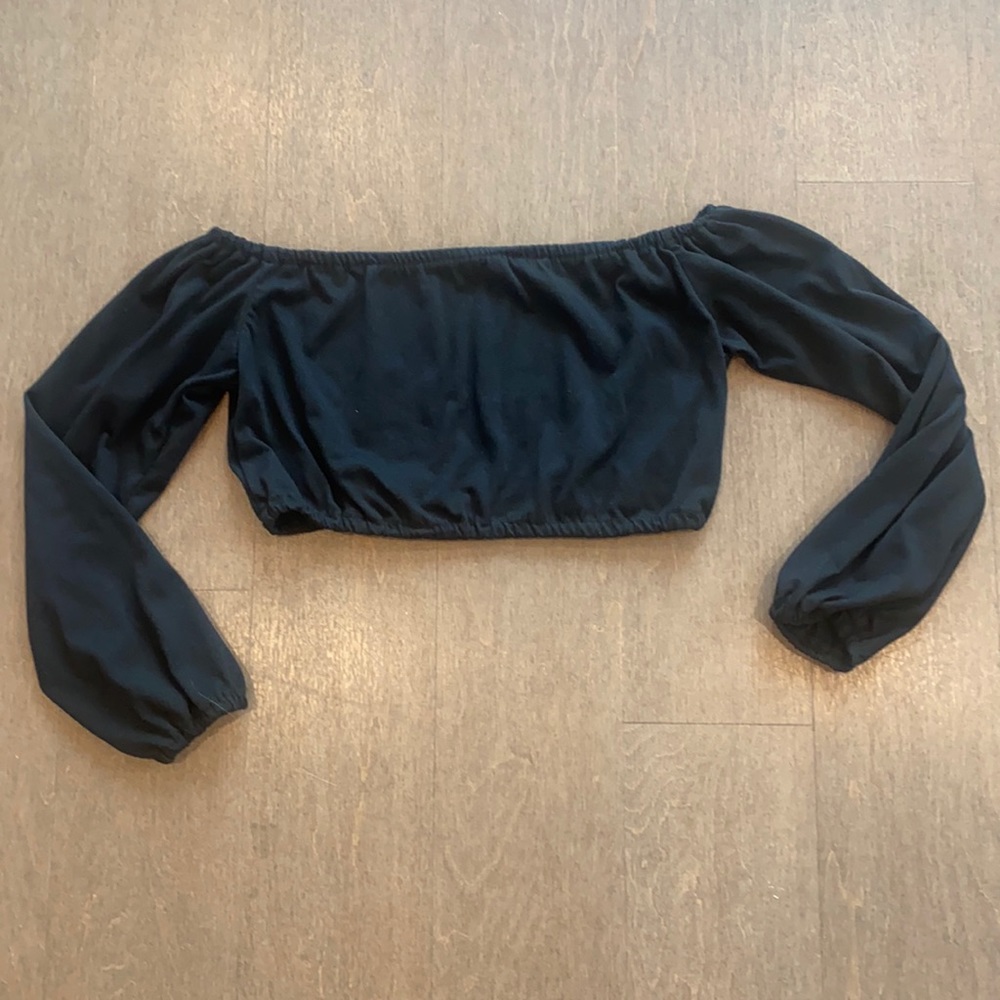 Off-the-shoulder, Quarter-sleeve, Crop Top in Black. Size S